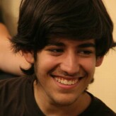 Aaron Swartz, hacker e fundador do Reddit, comete suicídio aos 26 anos