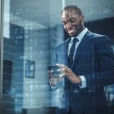 Profissionais que investigam fraudes digitais e crimes cibernéticos