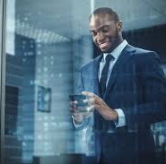 Profissionais que investigam fraudes digitais e crimes cibernéticos